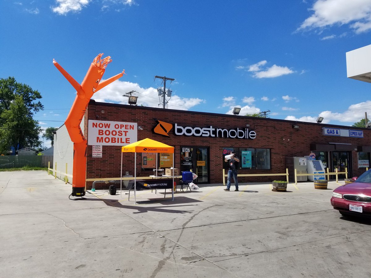 SPGKimSchriner's tweet photo. District Cellular Grilling Hotdogs and Owning the Mile! #SwitchHappens #boostyourservice @tonywagner29 @JayMiglionico https://t.co/TgVxu1Mees