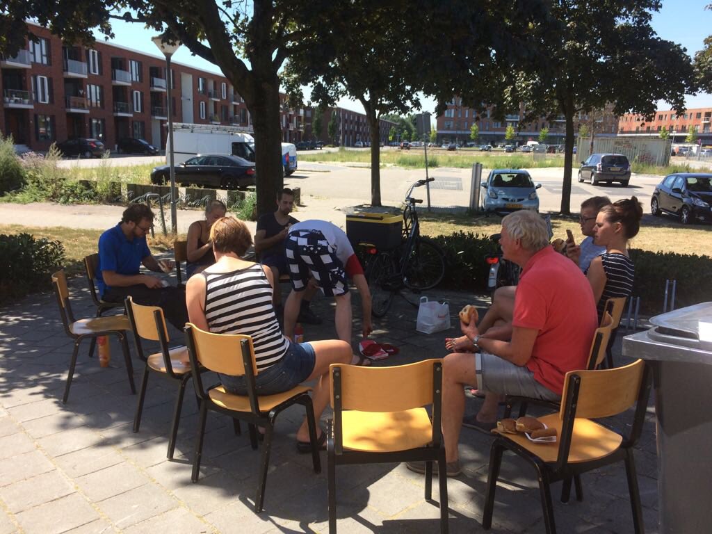 Terwijl meeste leden al bijna op vakantie zijn was er toch veel bedrijvigheid in onze hal de afgelopen dagen. Na intensief seizoen moest de Reflexhal grondig worden schoongemaakt. Gelukkig zijn er dan altijd weer die vrijwilligers die ook dan de handen uit de mouwen willen steken