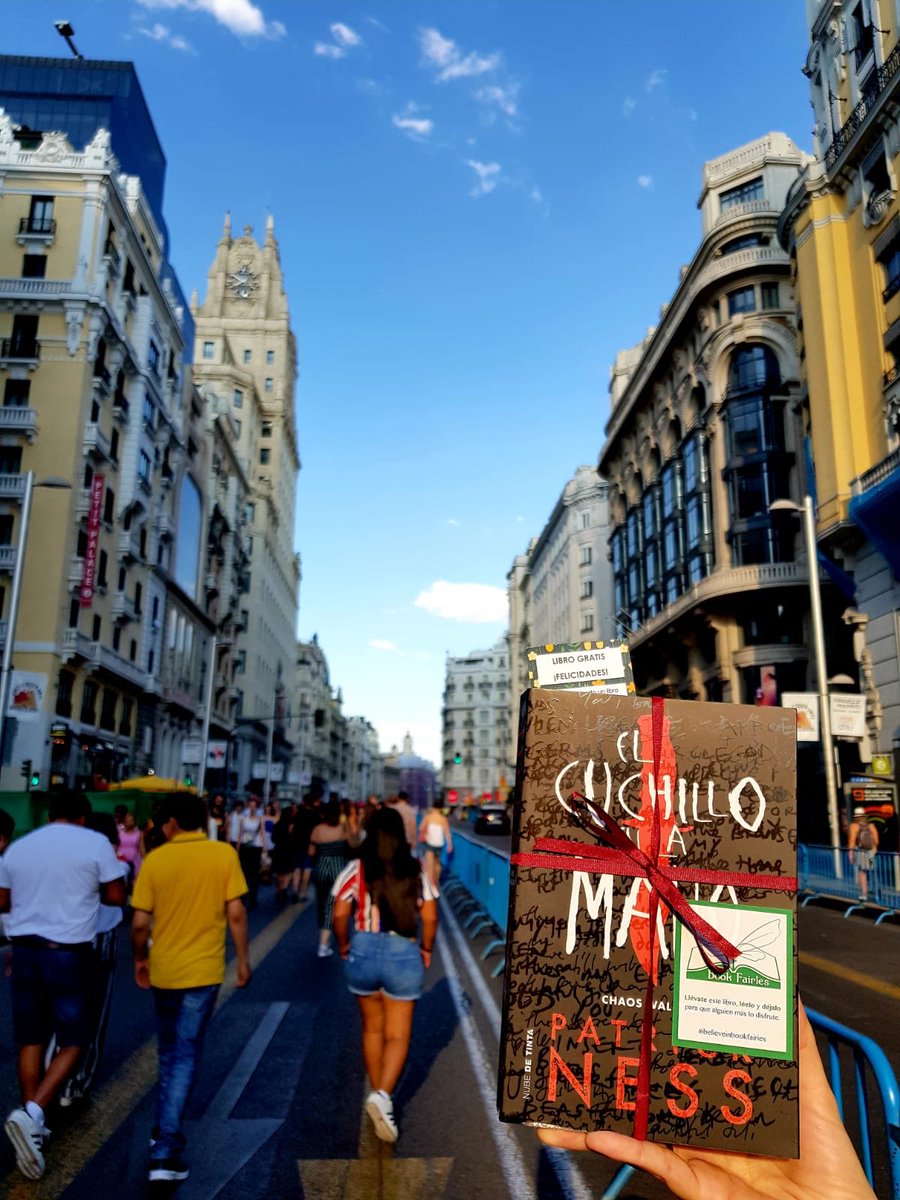 bookfairies_mad's tweet photo. ¡Algunas fotos de esta tarde en Madrid! ¿Has encontrado alguno? 🔪 #ibelieveinbookfairies #bookdrop #Spain #Madrid #Pride #WorldPride #PatrickNess #TheKnifeofNeverLettingGo #PenguinRandomHouse #ChaosWalking @somosinfinitos https://t.co/RedZUjRTwV