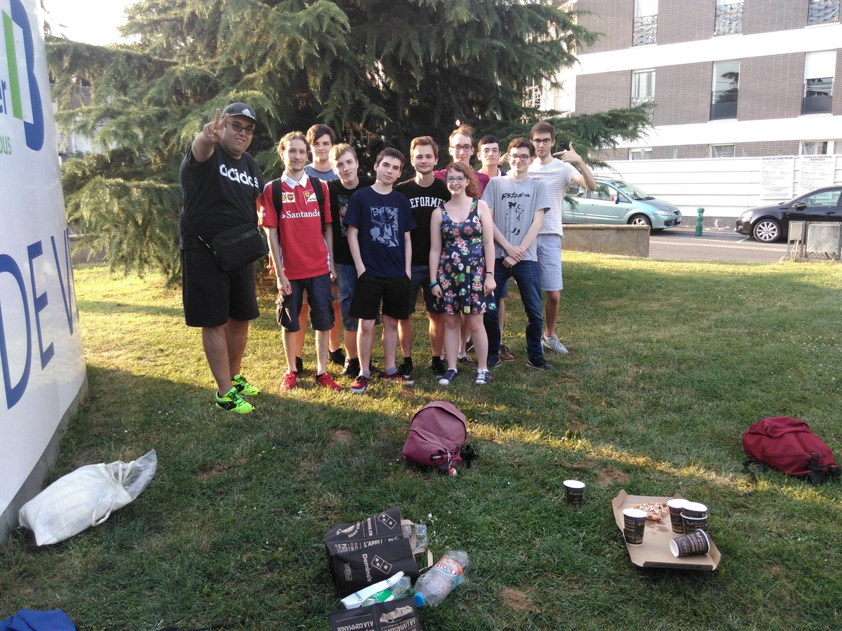 Beni1308's tweet photo. On oublie pas , la pizza party 2.0 organiser by beni13love , merci à vous d'être venu les Bros ;) TEAM JBZZ @JBZZ_MK https://t.co/Lchtp9627A