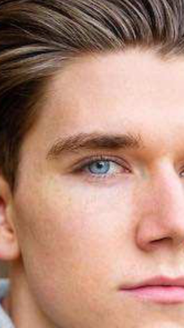 AriHeart9's tweet image. Nvm, Pretty easy to find his eyes :3 #DevanKey #CollinsKey