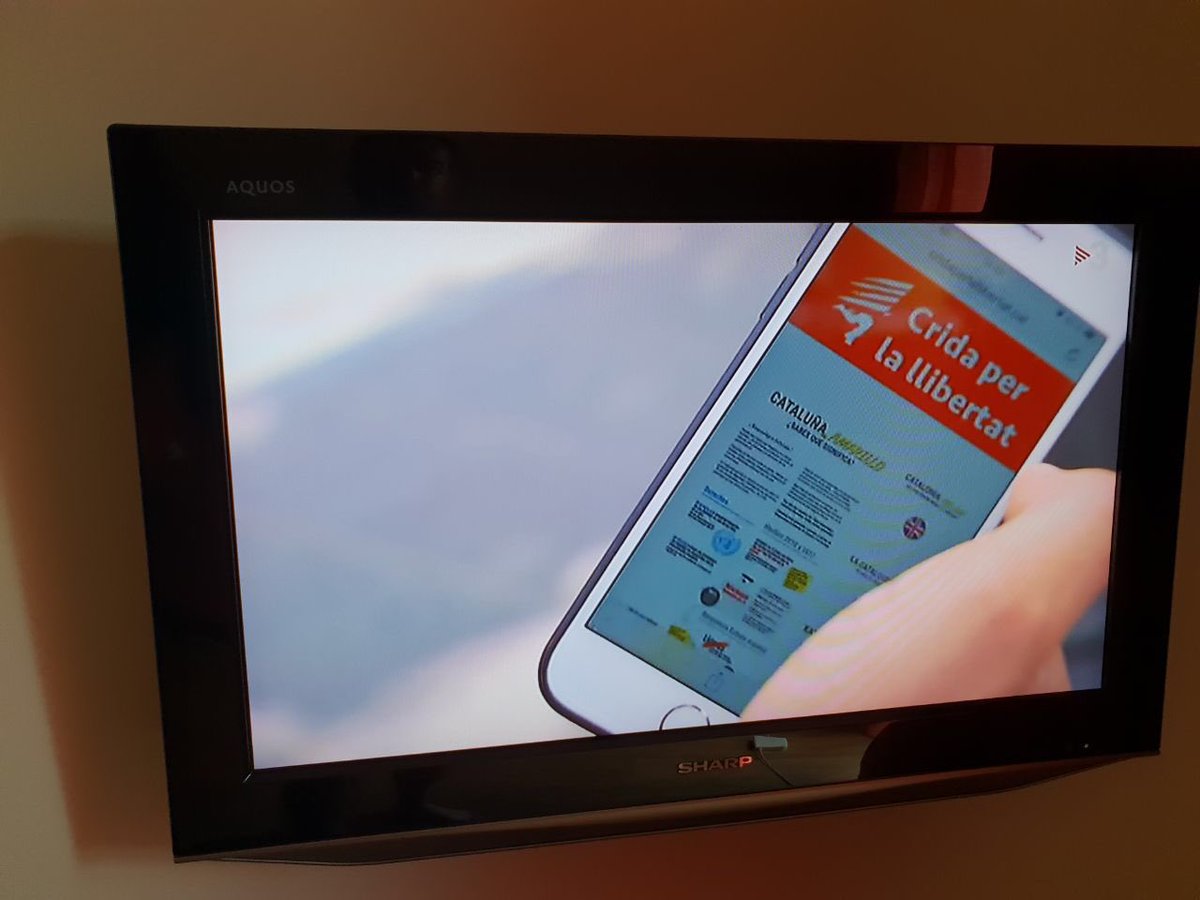 La <a href="/lattifahassani/">Latifa El</a> i en <a href="/MouadEssemmaa/">Mouad Essemmaa</a> han participat des de Nous Catalans en l’acció, aquest matí, a #Barcelona, de la @CridaLlibertat per informar els turistes sobre la repressió d’Espanya sobre #Catalunya amb codis QR en diverses llengües. Una campanya d’estiu per a tots!