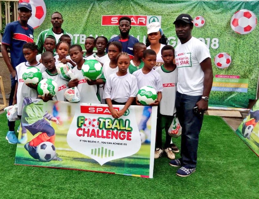 SPARNigeria's tweet photo. Presentation of gifts to the participants in the #SchoolvsSchool Challenge in SPAR Ceddi Plaza earlier today.
#SPARFootballChallenge #SPARNigeria https://t.co/M5jAkLLgPg