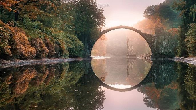 'يعود بناء 'جسر الشيطان' في ⁧#ألمانيا⁩ إلى عام 1860 ويعد واحداً من عجائب التصميمات البشرية إذ ينعكس على الماء على شكل دائرة كاملة، وأطلق عليه هذا الاسم لشدة خطورته'