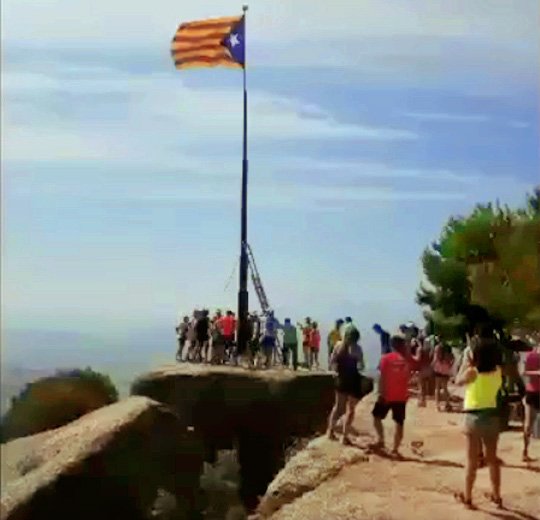 galottom's tweet image. Auf dem Berstock des #Collbaix bei #Manresa hat heute Mittag eine Klettergruppe die Unabhängigkeitsfahne errichtet mit einer Teleskoprohr-Konstruktion.
Video:
🔗bit.ly/2zj03BW
#RepublicCatalonia #ElPoderDelPoble