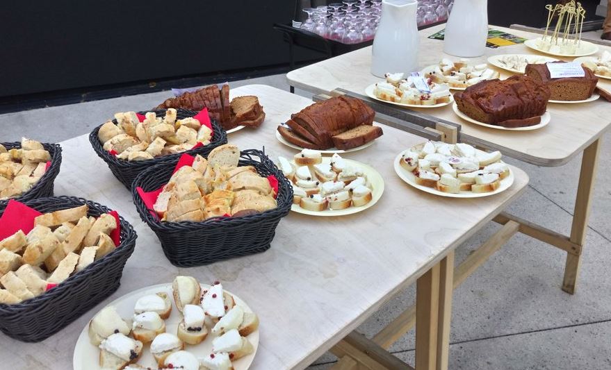 #Bourgogne Premier expo-apéro avec dégustation de produits du terroir d'#AuxoisNaturellement... le tout sur le toit terrasse du <a href="/MuseoParcAlesia/">MuséoParc Alésia</a> 🙂 Et dire que ça va être comme ça tous les samedis de l'été à 18h30 👍🍷☀️