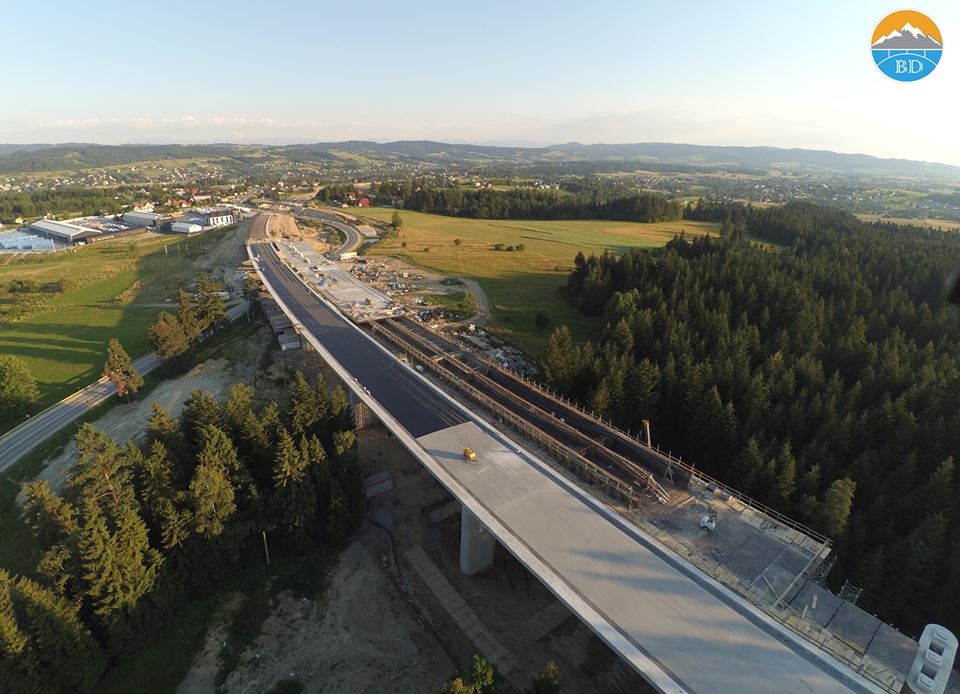tomkisielek's tweet photo. Budowniczowie z #BridgeDepartment wykonują kolejne prace na obiekscie 24 trasy #S7 #Zakopianka. Na nitce lewej układanie papy termozgrzewalnej. Na prawej betonowanie segmentu 5-tego. #bridge #constructionsite #concrete https://t.co/QKvoDMOEFK https://t.co/3OIKcpdqXL