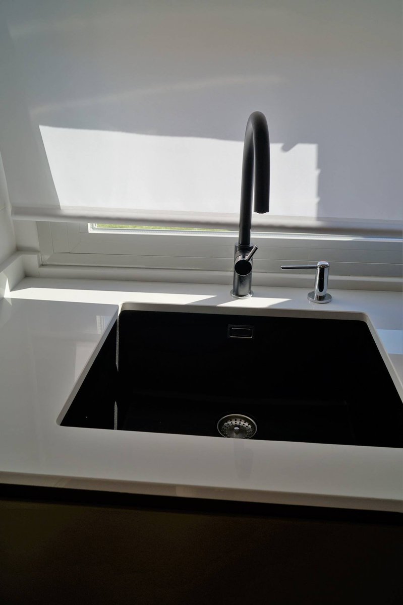 inkococinas's tweet photo. Un diseño para una cocina de medianas dimensiones donde el espacio se ha aprovechado al máximo, ofreciendo amplios y cómodos puntos de almacenajes. Trabajo de @StudioCuccine #INKO #Desing #Kitchen #Interiorismo #CocinasModernas #CocinasdeCalidad #CocinasaMedida #moderdesing https://t.co/5lOzdnDw5o