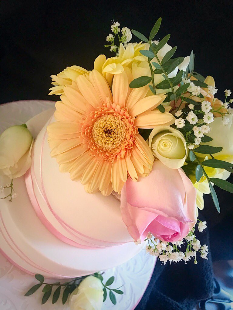 bespokebakespet's tweet photo. Now I love making cakes for friends, but to make one for a friend I’ve not seen in over a decade was an absolute pleasure! Lemon sponge with lemon curd and buttercream topped with fresh summer blooms...#summerblooms #flowercake #birthdaycake https://t.co/QvhTGEJWws