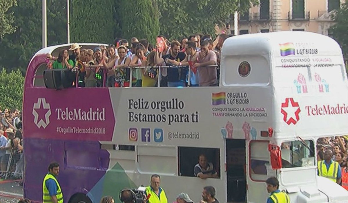 telemadrid's tweet photo. La supercarroza de Telemadrid en esta celebración de los derechos #LGTBI #OrgulloTelemadrid2018🌈#Orgullo2018 #MDOrgullo🌈
https://t.co/JvTGOi2FdS https://t.co/4efgw6uYDZ