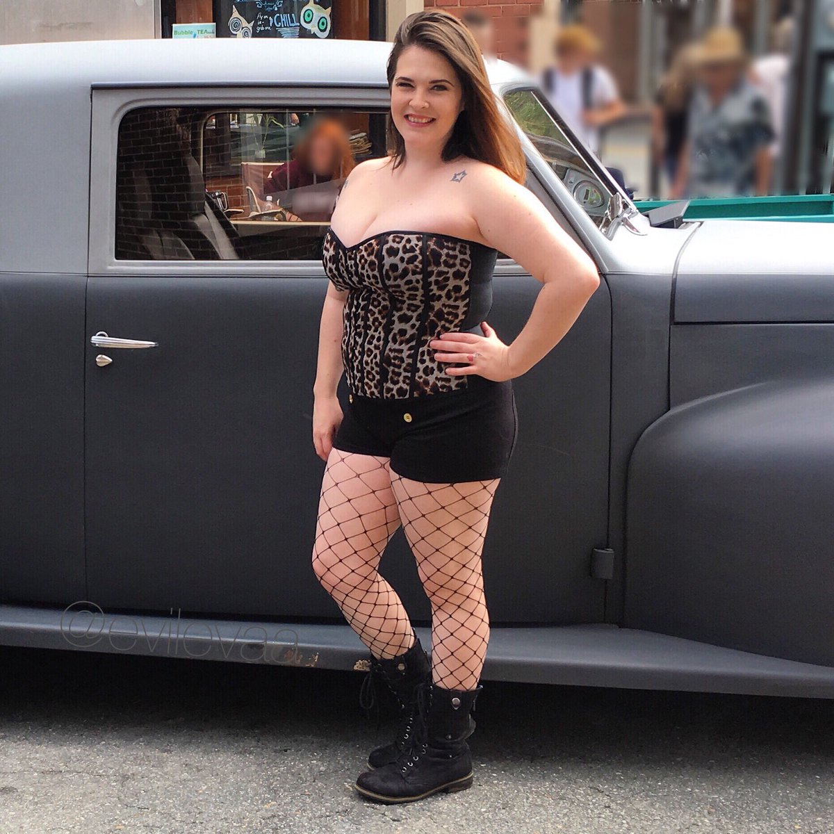 evilevaa's tweet photo. Breaking hearts and snapping necks at #HeavyRebelWeekend! ๐ค
#heartbreaker #sexy #modeling #heavyrebelweekender #heavyrebel #AddictedToEva https://t.co/i7BmpTXHtR