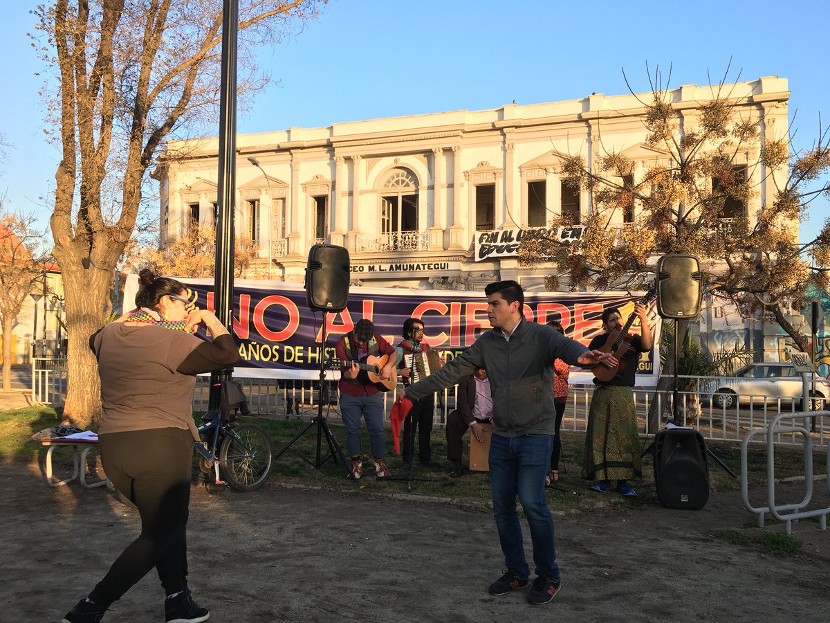 aleriquelme's tweet image. #NoAlCierre #Amunategui los vecinos se unen a la lucha @DafneConchaF