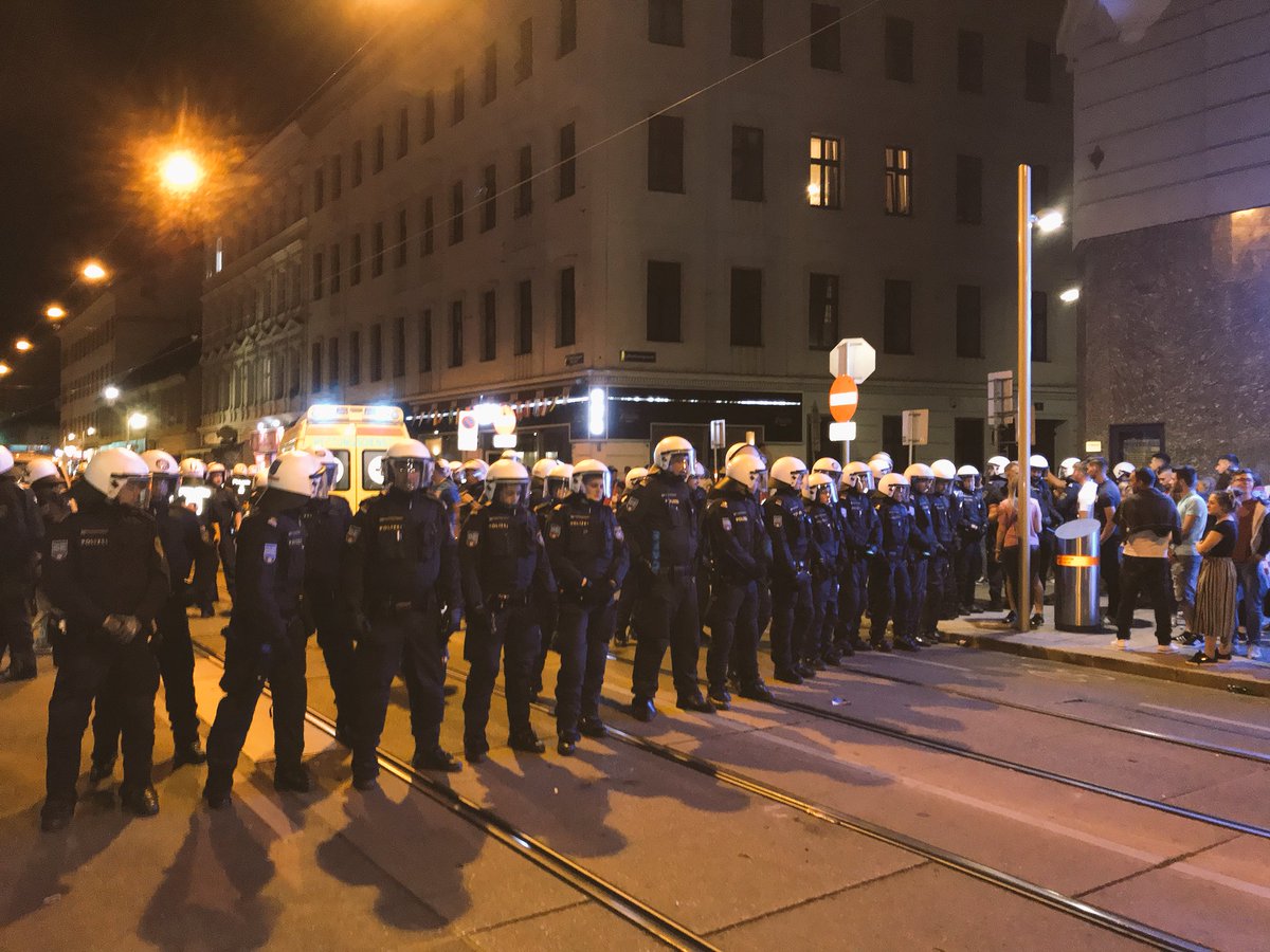 Esterreicherr's tweet photo. Überall Polizeiketten auf der #Ottakringerstrasse.
#wien #polizei #ruskro #vienna https://t.co/eUI8cz9Ee0