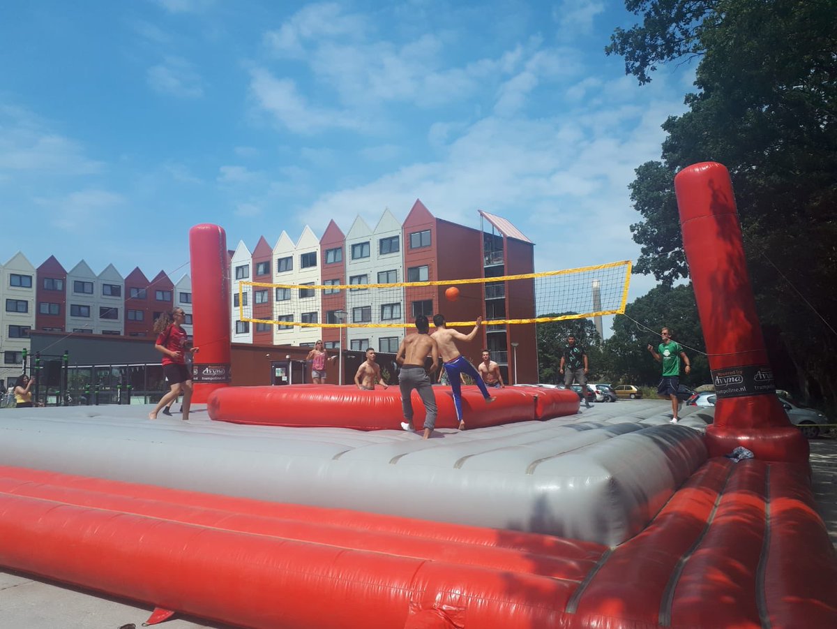 Vandaag was Bossaball in Place2bu. Een woonwijk in Leidsche Rijn, Utrecht. De inwoners met verschillende achtergronden en culturen konden met elkaar fanatiek bossaballen!