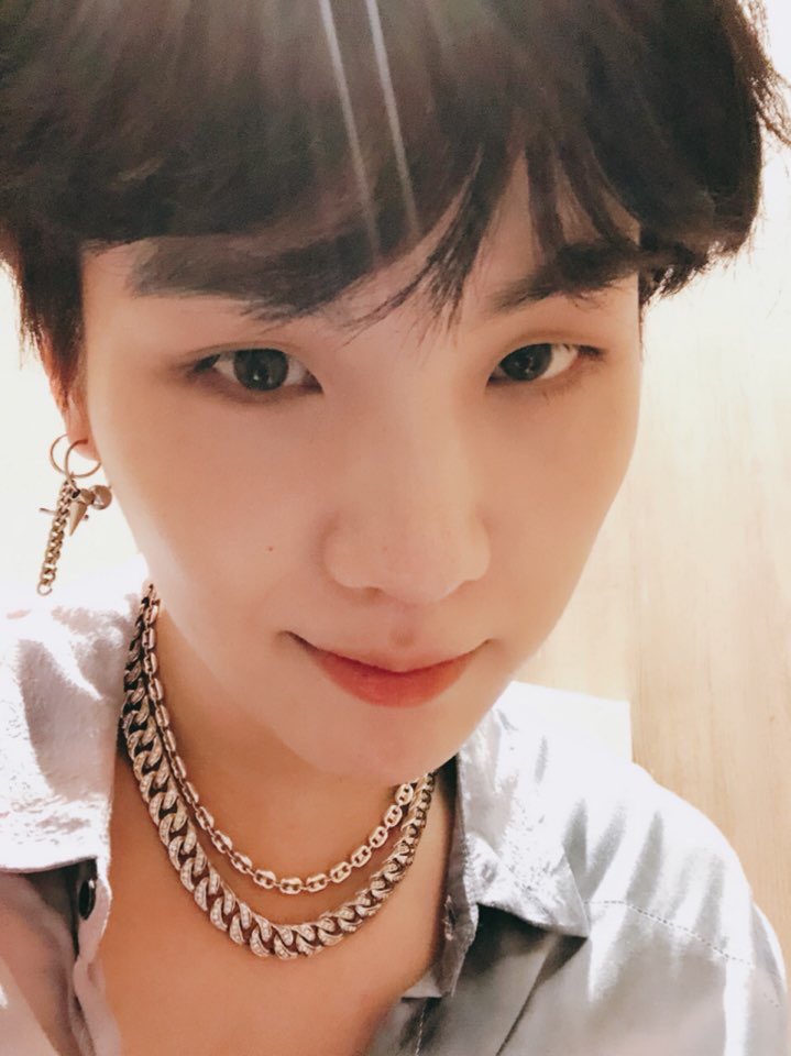 glowingsuga's tweet photo. lolololo i think it’s yoongi’s favourite spot for taking selfies https://t.co/Ahq2QnQfFK
