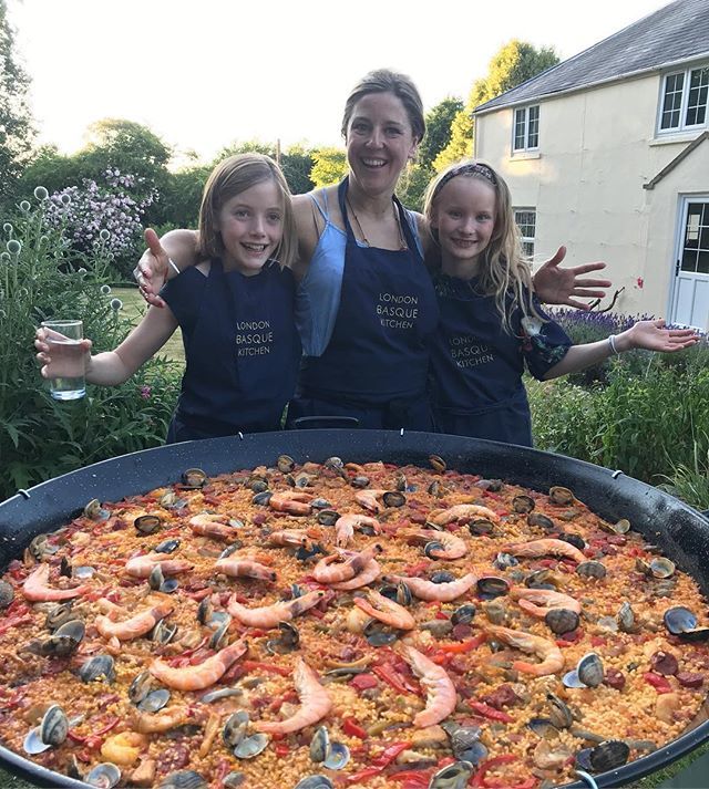 Celebrating England’s fantastic game! With the cutest sous chefs...
.
.
.
.
#paella #spanishpaella #spanishcatering #spanishflavor #spanishfood #paellaparty #partyfood #celebratingenglandswin #comeonengland #bespokecatering #mixedpaella #outdoorliving #o… ift.tt/2KREaym