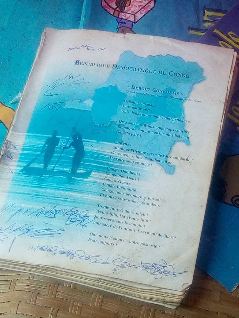 NickElebe's tweet image. A #Mbandaka, #RDC. Cette page de l’hymne nationale posée sur le sol d'un salon de coiffure miteux, comme une promesse lointaine, mais aussi un message d'espoir : « Je suis encore là pour qui veut se baisser et faire vivre ce rêve. » #Deboutcongolais #Bâtissons #Lobi #HopeCongo