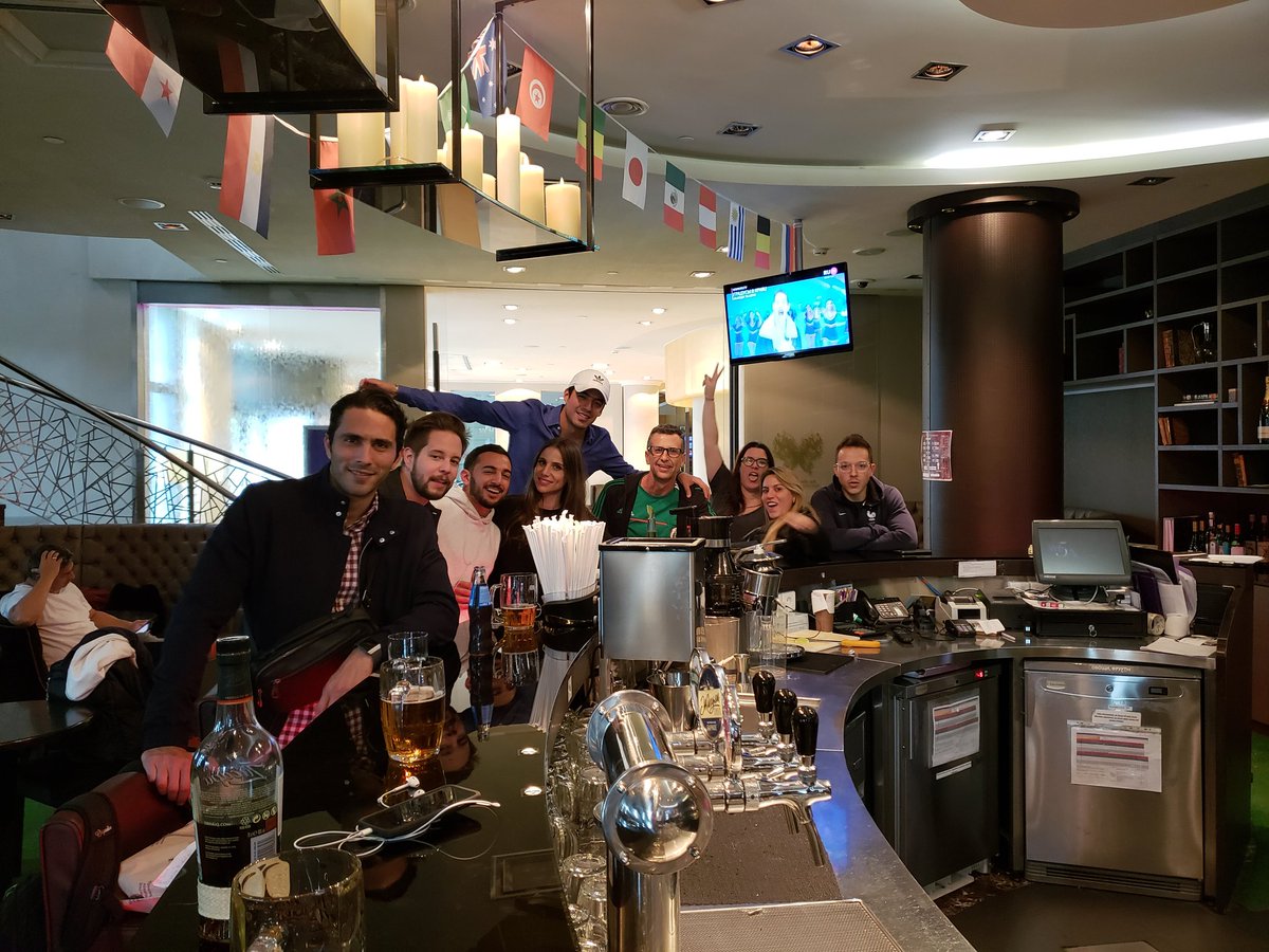 Felixatlante12's tweet photo. Brindis tras una larga y productiva jornada laboral mundialista. https://t.co/3bul4r7MZc