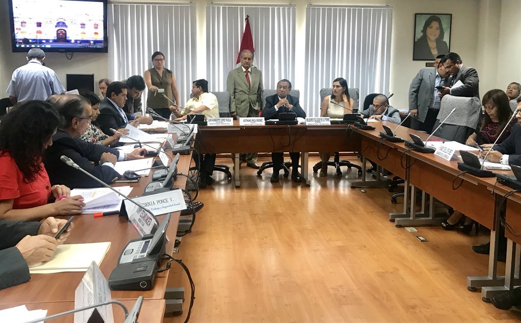 AngelaLivia5's tweet photo. Gracias al Dr. @HcevallosFlores por su vocación de servicio a la clase Trabajadora del Perú, sobretodo por los Trabajadores CAS de @EssaludPeru, dando esperanza para lograr un mejor vivir en nuestro país. #HernandoCevallosal2021 #juntotodolopodemos https://t.co/cEURnrhUW0