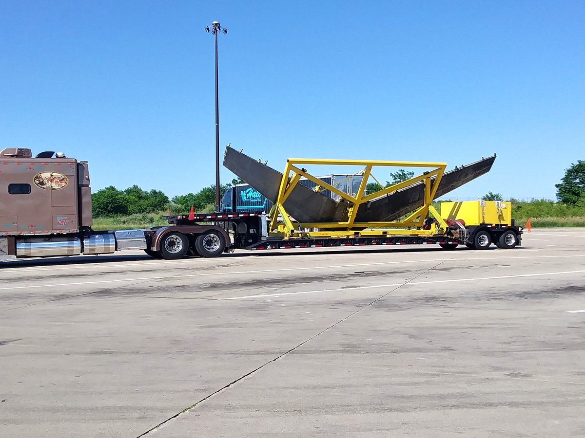 mostlylost_rv's tweet image. Talk about driving on a wing and a prayer! 😇