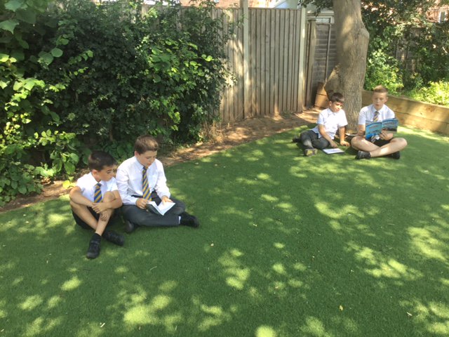 Paired reading is the new craze <a href="/MinervaPrimary/">Minerva Primary</a>. #getboysreading #readingforpleasure #readingoutdoors