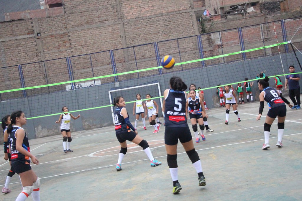UCVDeportes's tweet photo. [EN VIVO] 🔴 #CopaUniversal | 2do set #UCVvsIEMonsserrat 20-19 Nuestra Sub 12 gana el segundo set y va por el triunfo. ¡Si se puede ‘poetitas’! https://t.co/tIRKDDEB7D