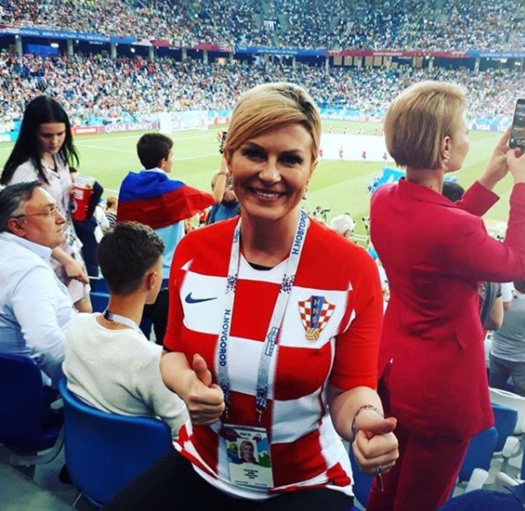 Como debe ser!!!. Kolinda Grabar-Kitarovic, primera presidenta croata, pagó su pasaje en un vuelo comercial, se le concedió pasar unos días sin salario en Rusia y se sienta en la tribuna con los hinchas de su país.