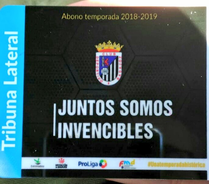 La murga los indecisos apoya al <a href="/CDBadajoz/">CD Badajoz</a> porque juntos somos invencibles corazon blanquinegro, corazon carnavaleros.