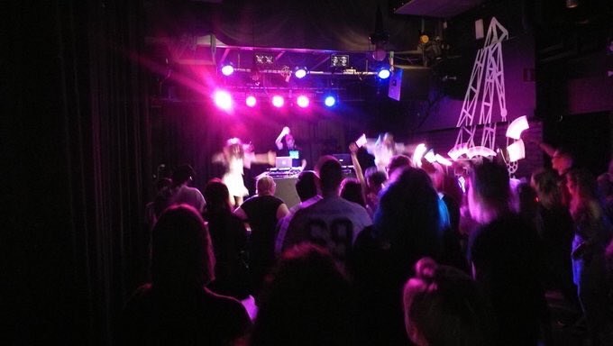 parallel404's tweet image. Sanottiin juuri päivällä Q&amp;amp;A:ssa, että sitten taas tehdään, kun visio tulee: tänään se tuli vähän yhdeksän jälkeen Elmon baarin backstagella! Kiitos 💖