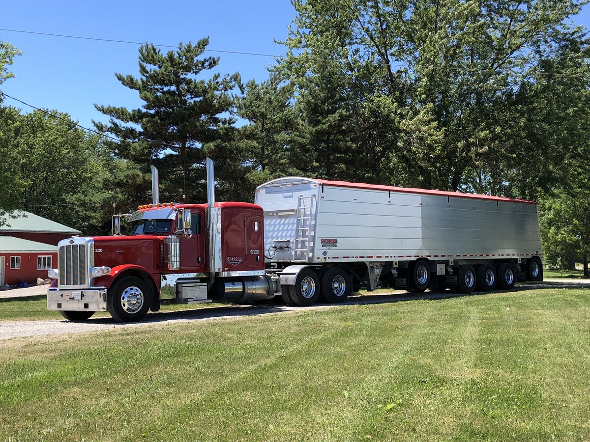 scottshepp48's tweet photo. 220 washed and ready for another week .. love this combo #peterbilt #titan #payload https://t.co/EsQdur5iBj