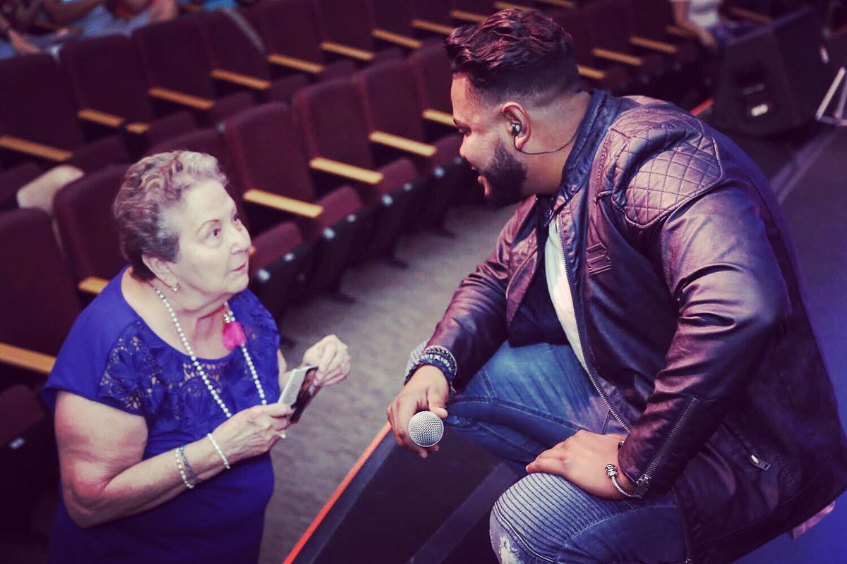 LirowMusic's tweet photo. Definitivamente, tengo los mejores fans! 😍😊🌷
#Lirow #Bachata #concert #AmantePerfecto #nuevaBachata https://t.co/YN12wpNfJF