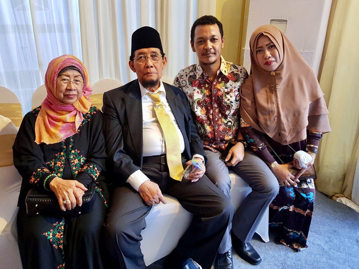 Di acara akad nikah ponakan