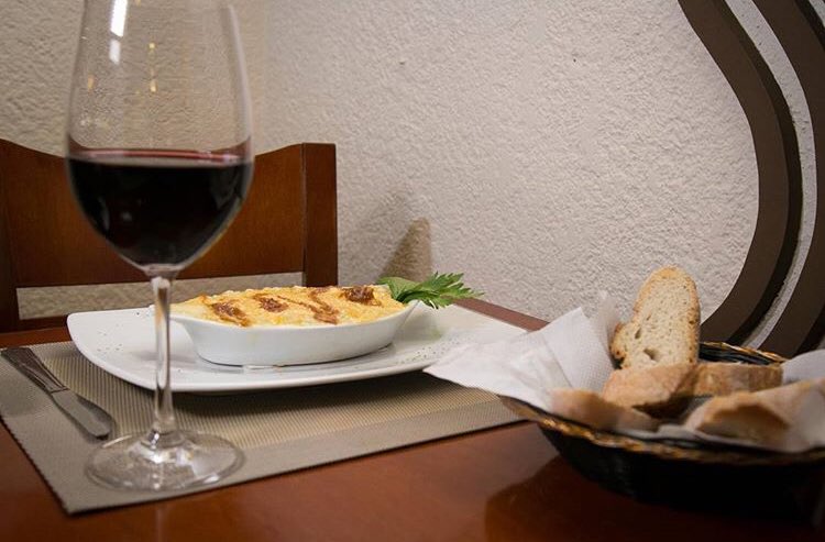 ¡Noche romántica y para dos! 💞💖 Acompaña con una copa de #vino tinto una auténtica cena italiana y vive un momento diferente en #FocacciaRistorante

Contamos con valet parking 🚗

Te esperamos en la Av. Principal de #LasMercedes pasando el CC Tolon