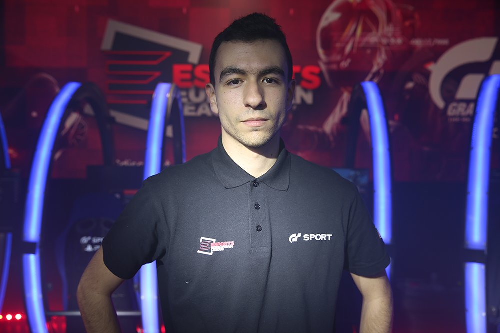 Miura de la team @Oscaro_eSports nous quitte donc après ses divers échecs sur ce circuit, grosse surprise de voir celui qui a dominé la compétition au début déjà s'en aller !

#EEL #EsportsEuropeanLeague #Esports #GTSport #C8 #CDiscount #noblechair #Konix #Tagheur