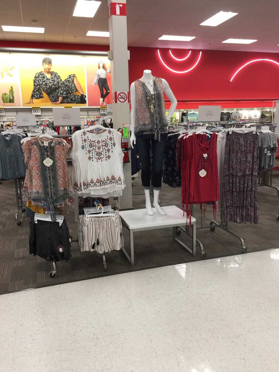 naranjo_stacey's tweet photo. I forgot to take pictures of the babies, but I spent a lot of time in NIT today, and did a little Hearth and Hand and MBD re-works. The chairs keep selling so we’ll see if I have to re-work it again tomorrow! #vml #visualmerchandising #target #vml #T1830 https://t.co/FHgKg2HGRh