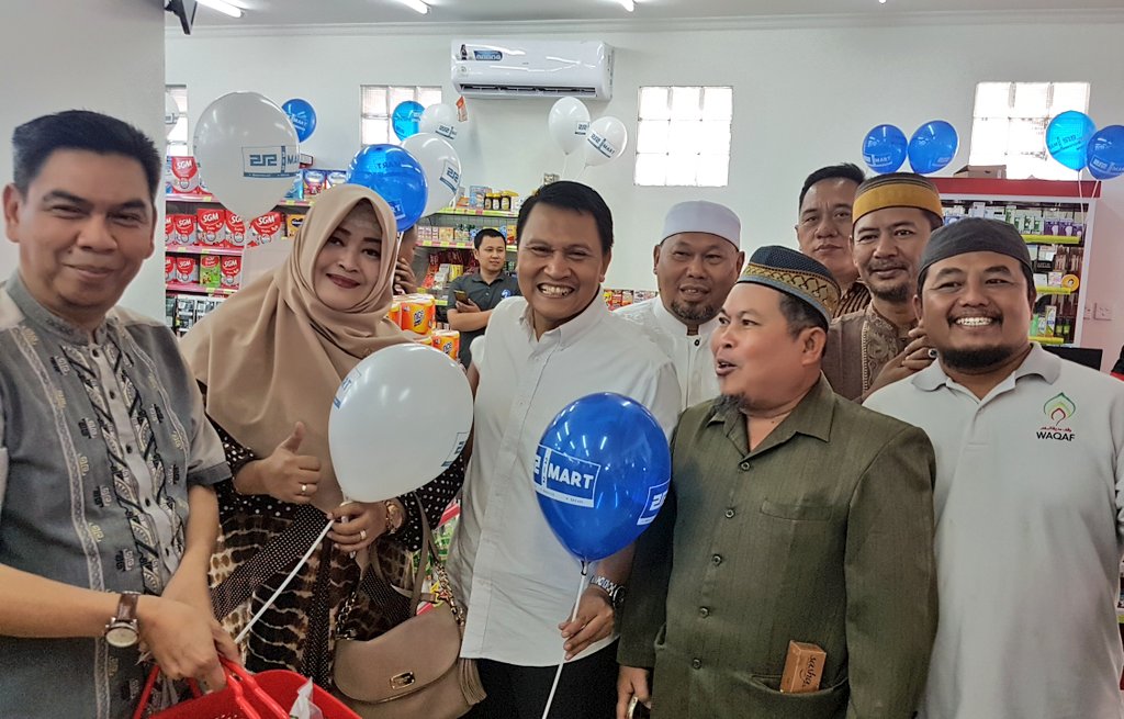 Menghadiri acara pembukaan gerai 212 Mart Koperasi Syariah Al Mudzakarah Kramatjati, sukses terus pemberdayaan ekonomi dan koperasi umat.
Di buka oleh mba <a href="/fahiraidris/">Fahira Idris DPD RI</a> dan doa oleh <a href="/UstadzThamrin/">Muhammad Thamrin</a>. Semoga ekonomi umat terus tumbuh dan berkembang.