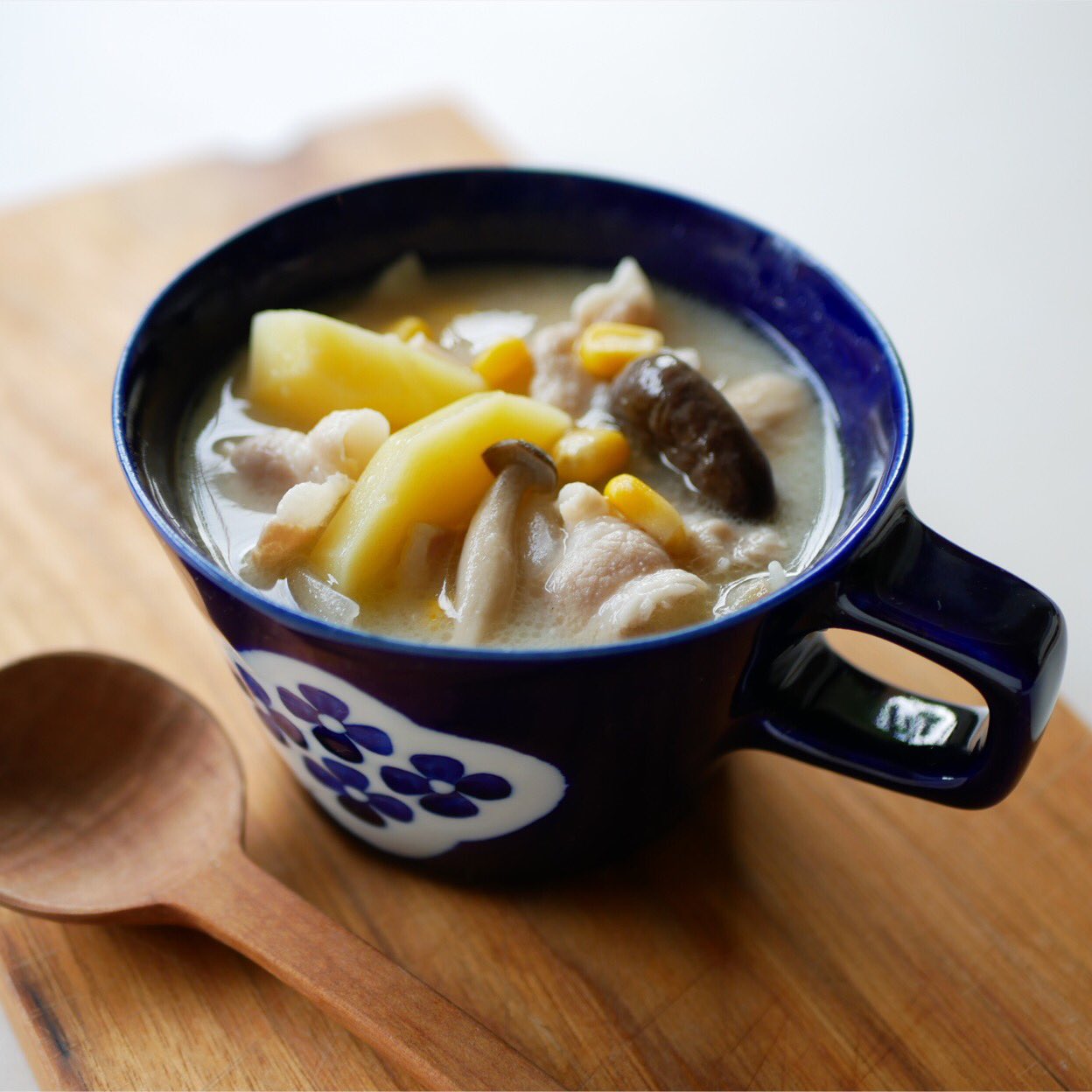 有賀 薫 きのこと豚バラ肉の小さなシチュー 暑いときでもクリームシチュー ミルクは使わずさっぱりと作りました さらに にんにくをほんのり効かせてアクセントに エリンギとしめじが多めに入ってさっぱりと食べられます 花模様の瑠璃のカップは 大塚