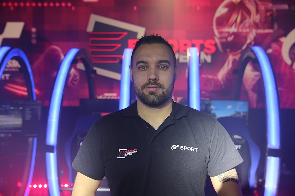 C'est DAYRONE de la team <a href="/VDbyTX3/">Virtualdrivers by TX3</a> qui nous quitte cette fois ! Après un début compliqué, il nous aura montré de jolies choses en cette fin de saison.

#EEL #EsportsEuropeanLeague #Esports #GTSport #C8 #CDiscount #noblechair #Konix #Tagheur