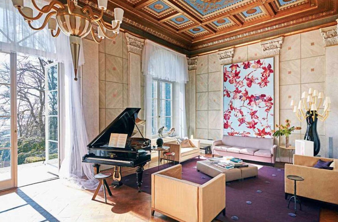 BazaarBR's tweet photo. À VENDA - Uma mansão montada pelo estilista Karl Lagerfeld no norte da Alemanha está à venda R$ 44,1 milhões. Ele, que é o grande designer por trás de marcas como Chanel, Fendi, foi proprietário da luxuosa casa entre 1989 e 1997. https://t.co/rfSIoJiGCW #lagerfeld Interessa? https://t.co/m50zi0oRfd