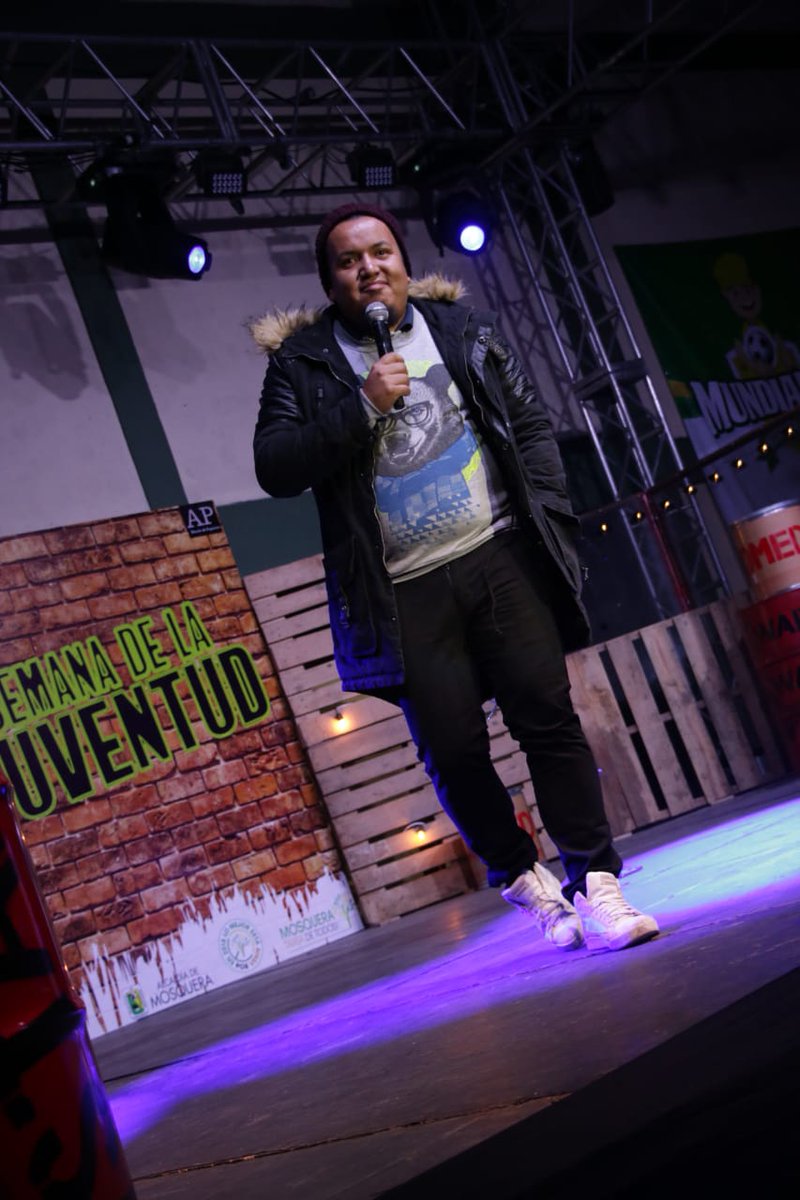 AlcMosquera's tweet photo. Iniciamos esta noche nuestro Stand Up Comedy con #JuliánAbril y @UnaMalFormacion
(#BrayanMora) quienes han sacado las sonrisas de los mosquerunos. #SemanadelaJuventud https://t.co/e28fbRyugz