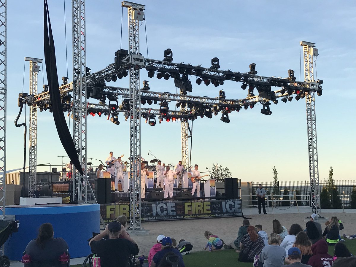 TonyClarkCP's tweet photo. Grab a bite, then enjoy the sounds of FIRE and ICE! π₯βοΈ #CPNights #CedarPoint #CPLikeNoOther https://t.co/WloSFi7V2f