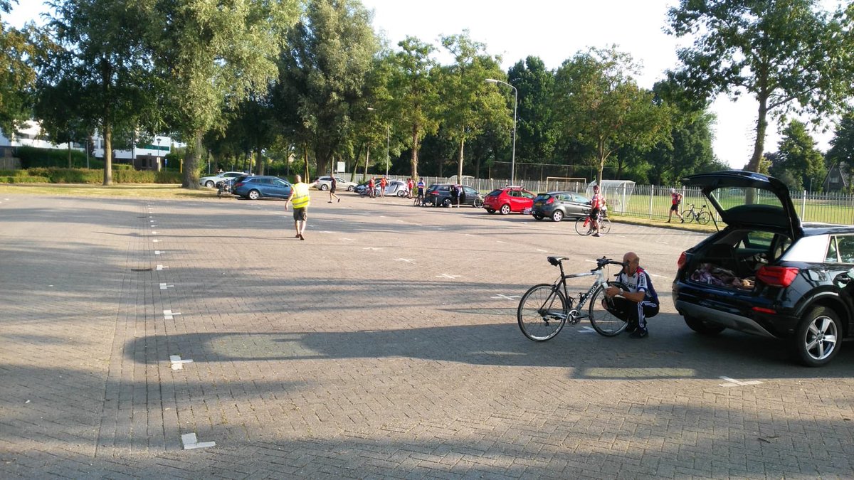 De eerste deelnemers druppelen alweer binnen vandaag! Wij zitten weer klaar aan de inschrijftafel! De routes worden al in alle vroegte voorgereden door onze clubleden, dit om de pijlen te controleren! #kersentocht