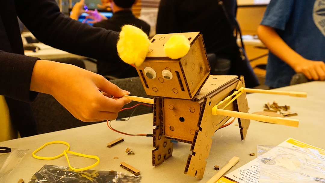 Eva Chan on Twitter: &quot;Wow, @STEAM_Labs, can&#39;t believe we were able to make  this robot dog turn its head in your Cardboard Robot Hacking Workshop!  Thanks! #MakerFestivalTO #motherdaughtertime https://t.co/zW1NnKIeUY&quot; /  Twitter