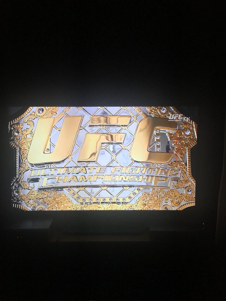alexdandi's tweet photo. Ed ora la main card di UFC 226! Non sarò al commento con #UFCsuFOX perché il canale ha chiuso ma la passione prosegue con #UFCsulDivano e si twitta fino a mattina con Club della Notte! https://t.co/96eesfzi7S