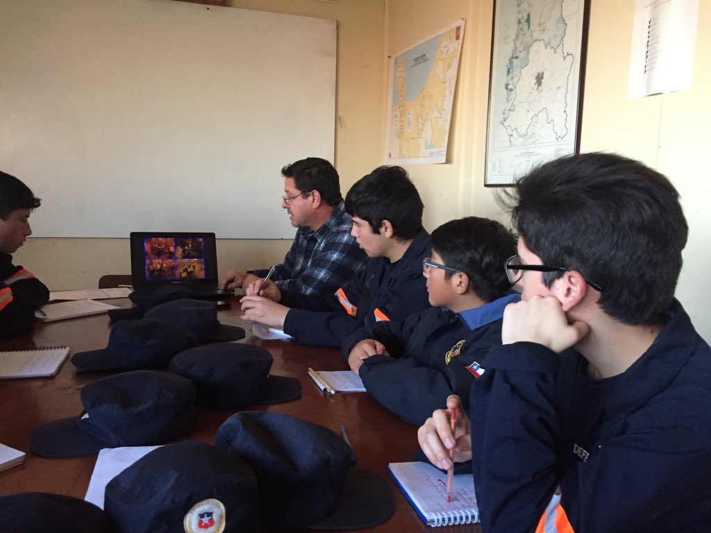 dc_quintero's tweet photo. Personal de la Defensa civil de Quintero en curso de primeros auxilios AL SERVICIO DE LA COMUNIDAD 🚨 https://t.co/I0W7ipnkFZ