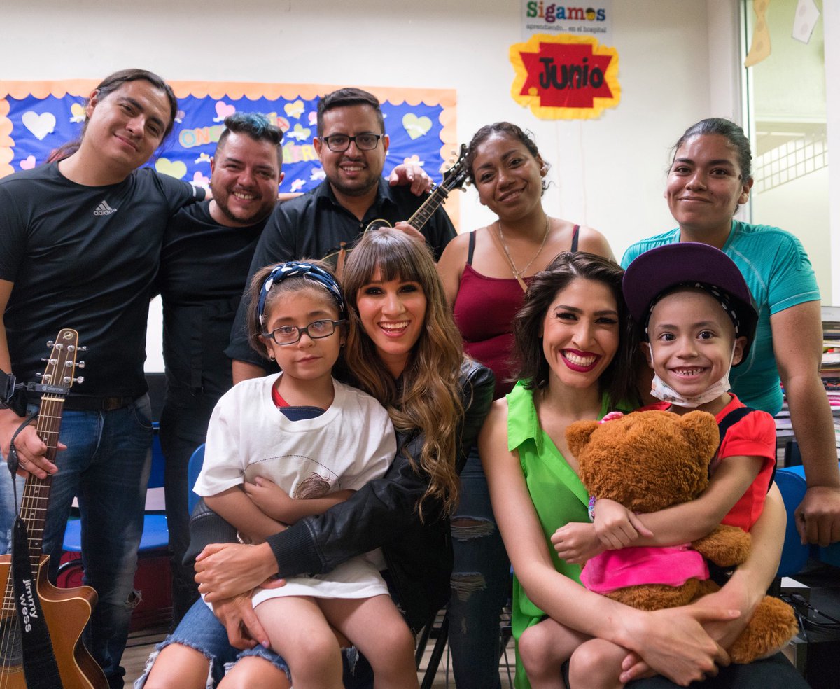 haashoficial's tweet photo. Uno de nuestros shows acústicos más especiales 💞 Paty y Camila gracias por cantar y pasar una tarde con nosotras 💃🏻💃🏼🏥👯‍♀️ 
Gracias a tod@s los #Haashfans por acercarnos a Paty 🙏🏻 https://t.co/PpSSkl4hdF
