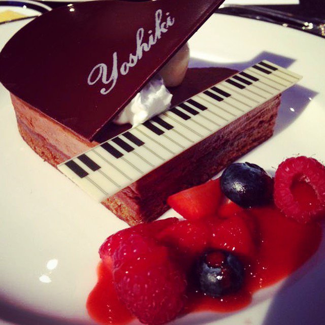 I’m eating a #piano today. Sweet.. X
今日はワールド チョコレート デイ。。知ってた？
#EveningWithYoshiki coming soon..もうすぐ ディナーショー！
RT @KawaiPianos Eat chocolate like a RockStar! #Yoshiki 
#WorldChocolateDay 
#KAWAI 
KawaiUS.com  
instagram.com/p/Bk9DM77A98q/…