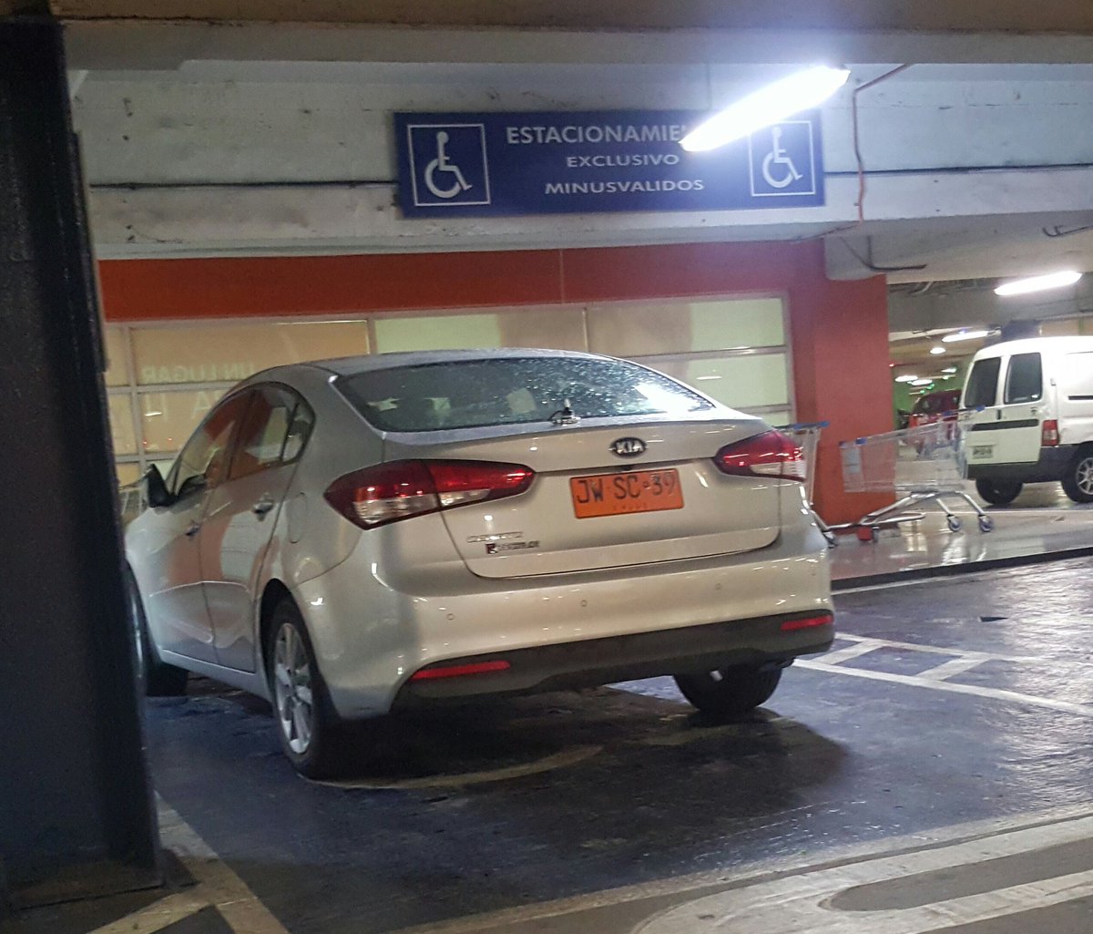 educavialchile's tweet photo. #RespetoVial
Desde supermercado @LIDERcl de VIÑA DEL MAR conductor profesional es captado estacionando en lugar preferencial para DISCAPACITADOS. ¡Empaticemos¡ ya está bueno. https://t.co/lay4do0F50