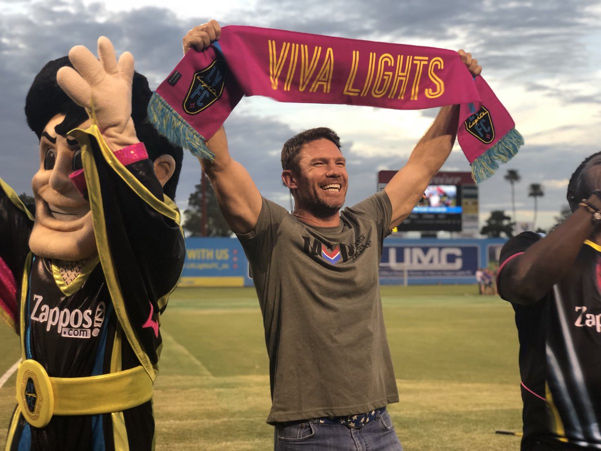 lvlightsfc's tweet photo. Your pink scarf recipient tonight is former American football long snapper and United States Army Green Beret @NateBoyer37!
#SaluteToService @VetsandPlayers
๐บ๐ธ๐บ๐ธ๐บ๐ธ https://t.co/0qgzOVDwS6