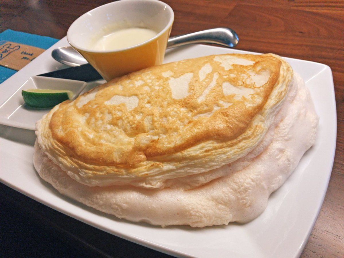 muni_gurume's tweet photo. 【オムライスキッチン アワアワ】
@東京 町田

ふんわりな泡が溢れる「天使のオムライス」を食べられるお店
北海道産の白い卵を使っていて、モンサンミッシェルのオムレツをアレンジした新感覚オムライス🎶
バターライスとチェダーチーズが入っており、濃厚なホワイトソースをかけながら食べる逸品✨ https://t.co/a1XoSRjHwO